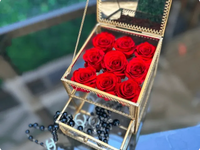Gilded glass box with 9 red roses