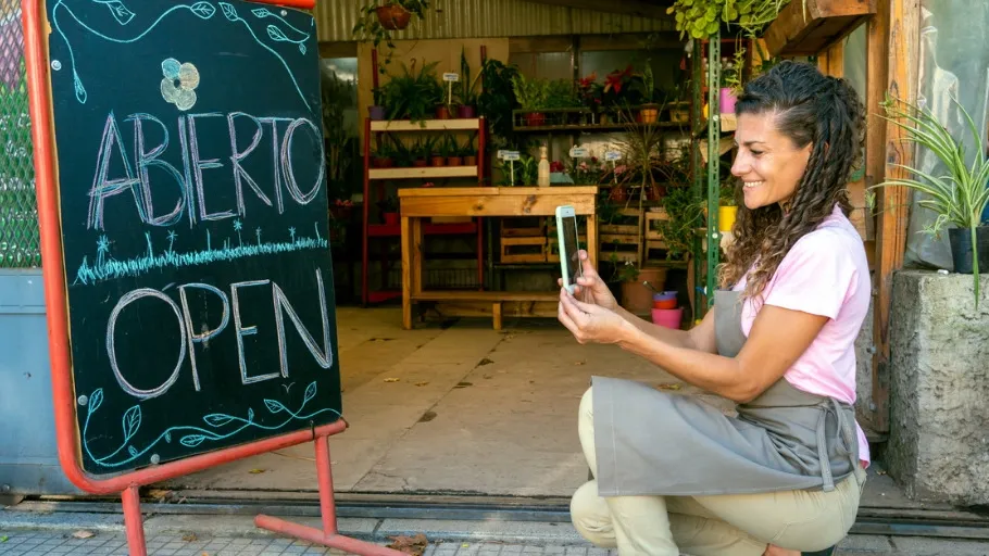 Small business owner uses best business credit card for advertising to pay for social media expenses.