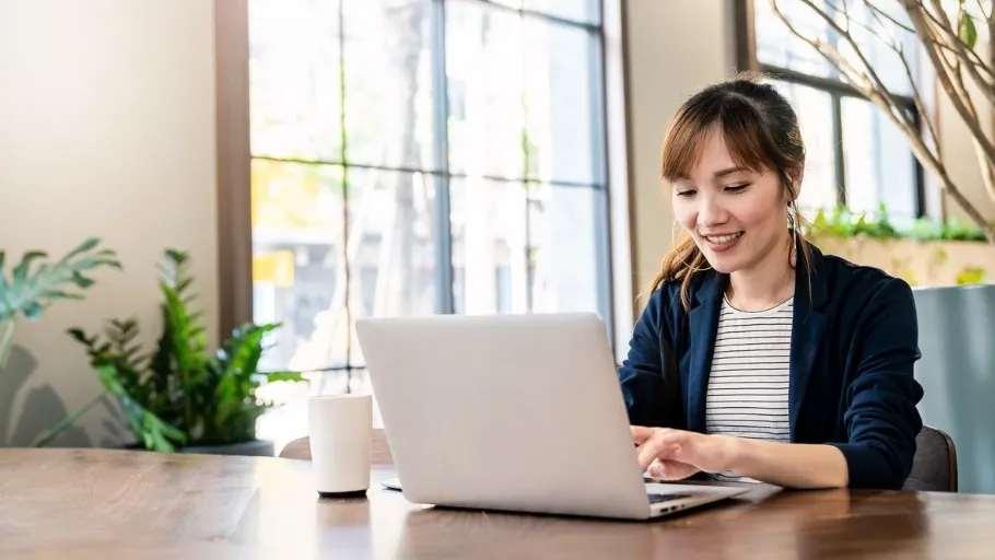 A small business owner uses QuickBooks