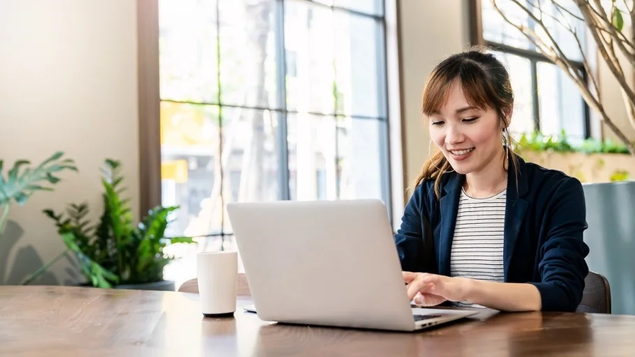 A small business owner uses QuickBooks