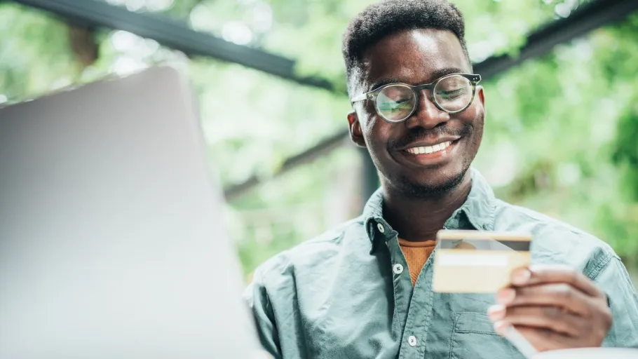 small business owner uses verizon business masercard