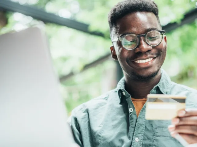 small business owner uses verizon business masercard