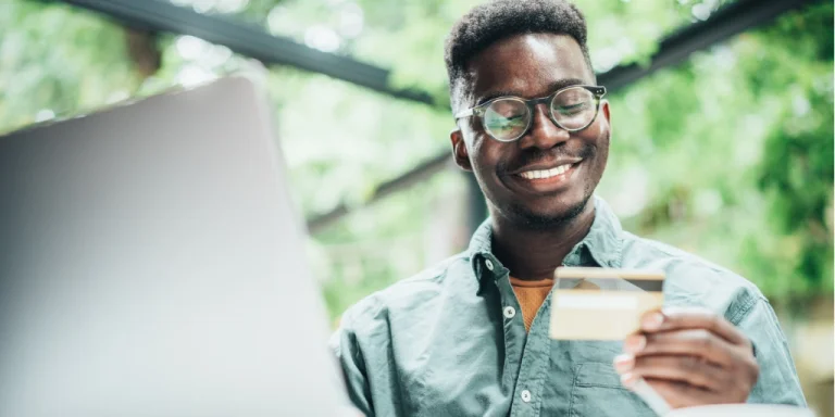 small business owner uses verizon business masercard